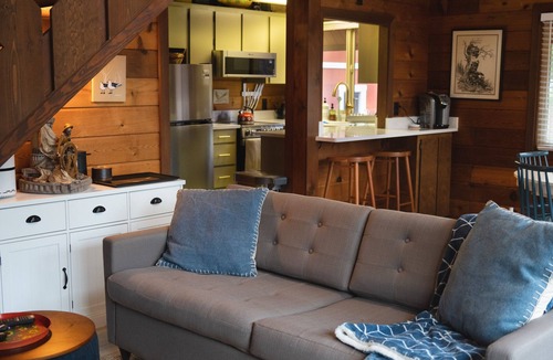 Long Beach Cabin | Cozy Cabin with 8 minute walk to the beach!