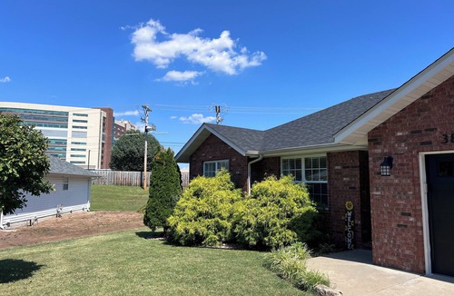 Springfield House | Cozy Central Home by CoxHealth & MSU - Fenced Yard