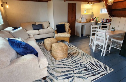 Brant Rock Cottage | Cozy cottage steps to beach sleeps 5 with WiFi, AC in charming Marshfield