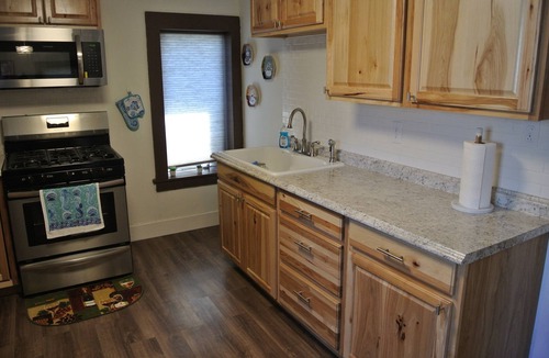Two Rivers Cottage | Cozy cottage with lakeviews, steps from Waverly Inn.