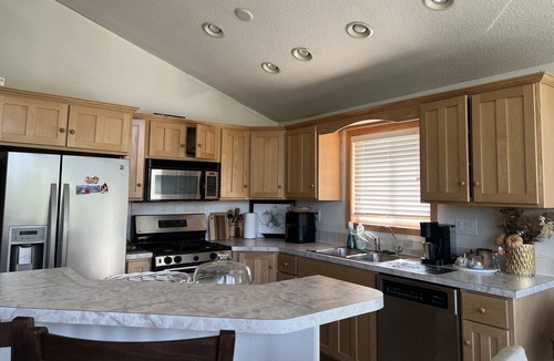 Burbank Apartment | Cozy country house retreat- your home in nature