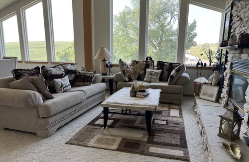 Burbank Apartment | Cozy country house retreat- your home in nature