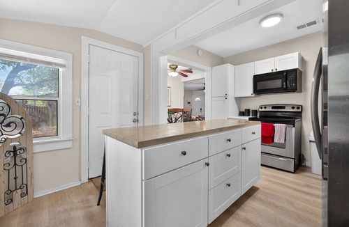 Tallahassee House | Cozy Den w/Office, Kitchen, Wi-Fi, Back Yard, Fire pit, Grill &mins to FAMU FSU