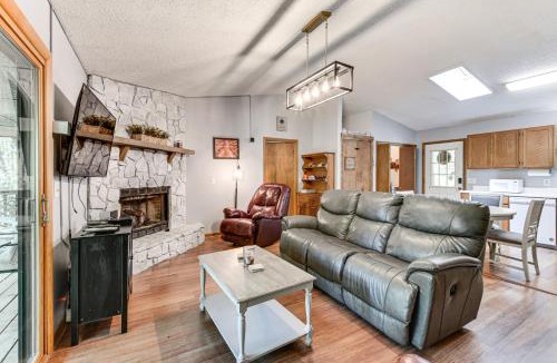 Franklin House | Cozy Franklin Retreat w/Deck - 5 Mi to Downtown!