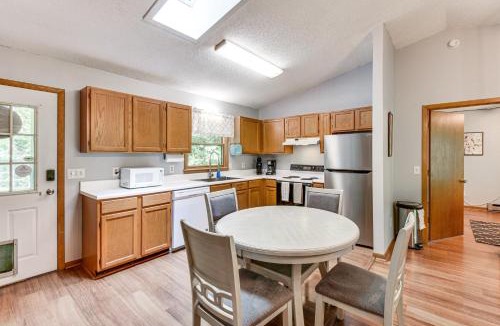 Franklin House | Cozy Franklin Retreat w/Deck - 5 Mi to Downtown!