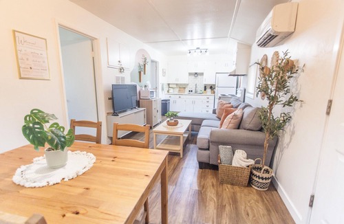 Bethel-Danebo House | Cozy Guesthouse Close to Parks, 20 min to U of O , 8 min to Airport