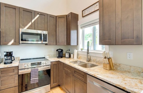 Hendersonville Cottage | Cozy Hendersonville Home .05mi to Acusta Trail