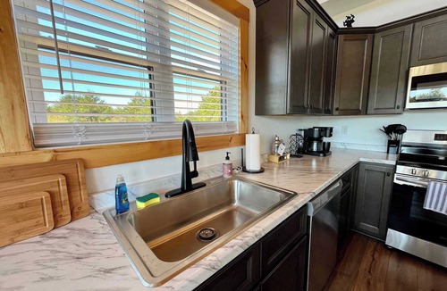 Rogers Cabin | Cozy Hollow | Private Pond | Hot Tub | Forest View | Private Fire Pit | 10 Min Drive to Natural Bridge State Park