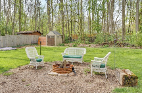 Twin Lakes House | Cozy Home w/Fire Pit: 2 Blocks to Lake Mary!