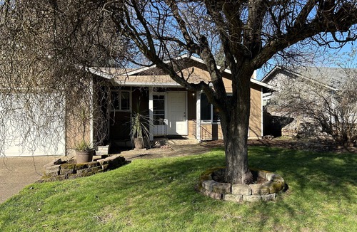Bethel-Danebo House | Cozy Oregon home located close to airport and all local attractions .