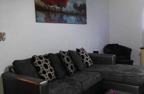 Cleveland Heights Apartment | Cozy Stone Castle 12 Mins To CWRU/Cleveland Clinic