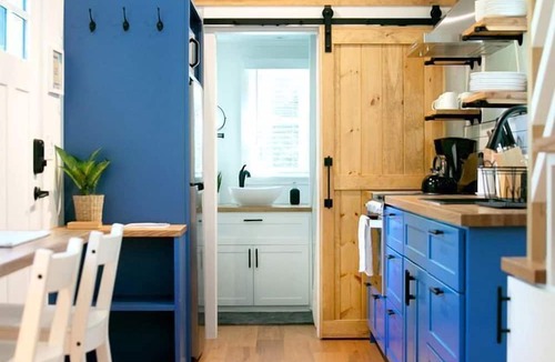 East Mount Airy Cabin | Cozy Tiny House within Historic Botanical Gardens in Philadelphia, Pennsylvania
