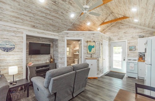 Orleans Cabin | Cozy Waterfront Cabin on Big Spirit Lake