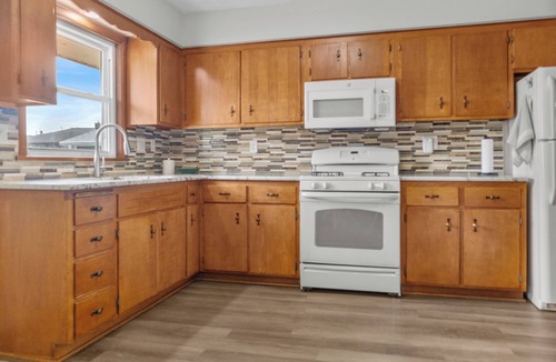 Rockford House | Cozy, Welcoming, Tidy 3-bedroom house with pool table and EV charger in Rockford