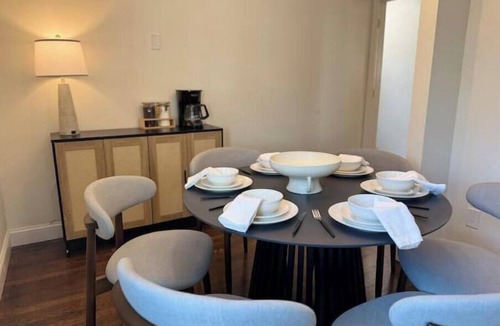 Hempstead House | COZY/WI-FI/King bed/Family-Pet friendly/3 bed