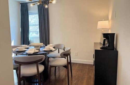 Hempstead House | COZY/WI-FI/King bed/Family-Pet friendly/3 bed