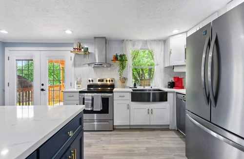 Waldorf House | Cozy Winter 4BR Near DC Fire Pit + Cocoa Bar