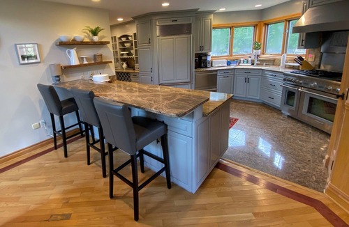 Carroll House | CR1 Luxury ski-in/out, chef kitchen, AC, wifi, large deck with fire pit and Hot Tub! Pool/gym passes