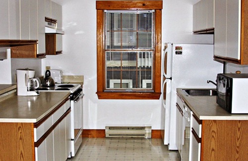 Wilmington Apartment | Crafts Inn with ensuite kitchen, pool, hottub, sauna