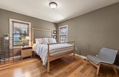 Green Lake House | Craftsman 2B Upper Unit -1 block from Greenlake