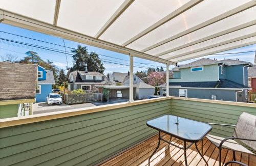 Green Lake House | Craftsman 2B Upper Unit -1 block from Greenlake