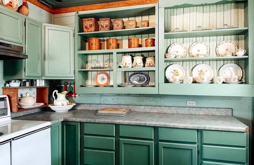 New Braunfels House | Creekside Cottage at Famous Riley`s Tavern