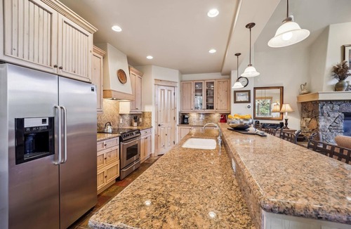Peak 8 House | Cucumber 44 In the exclusive Shock Hill Neighborhood, Gondola Access, Pet friendly, Hot Tub!