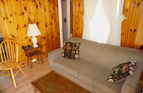 Hampton Cottage | Cute and Cozy. Short walk to Sand. Close to Attractions.
