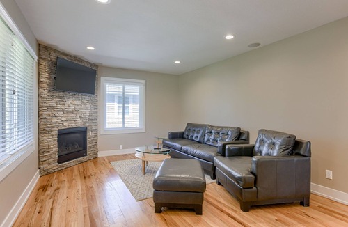 South Central Omaha House | CWS DATES AVAILABLE! BEST MIDTOWN CHARMER- MINS TO DOWNTOWN, UNMC, CWS, ZOO, CHI