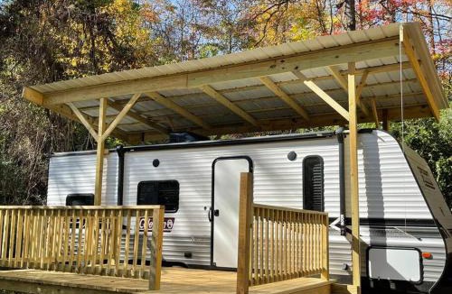 Jonesville Apartment | Daffodil Dream Camper with Hot Tub - Movie Screen - Fire Pit - BBQ