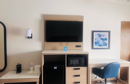 Lexington Hotel | Days Inn & Suites by Wyndham Lexington