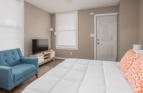 West Central Apartment | ★ Delightful 1BR Studio + Kitchen - Downtown SGF ★