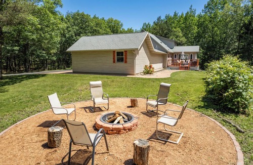 Lyndon Station Cabin | Dells Escape with Hot Tub Huge Game Room