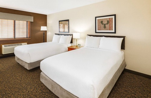 Peoria Hotel | Deluxe 2 Double Beds in Stoney Creek Peoria! Free Breakfast Stay by the I-74