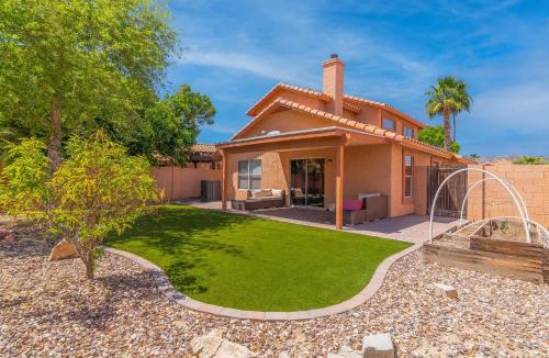 Mirage House | Desert Getaway Mountain Views and Backyard Lounge