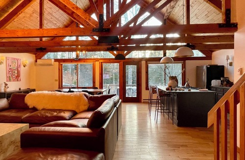 Winhall House | Designer 4-bedroom house in charming Stratton home sleeps 16