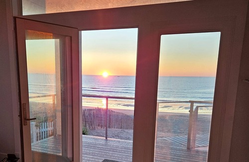 Salisbury Beach House | Direct Ocean Front Salisbury Beach North Side Step out onto sand!