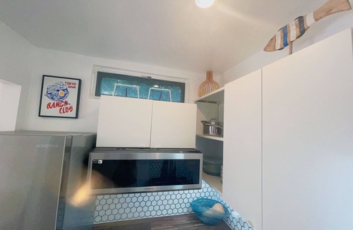 Santa Ana Heights Apartment | Discover a spotless, sun-filled studio, convenient base for business travelers.