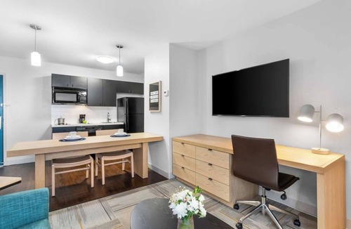 East Congress Hotel | Discover the Texas State Capitol from Prime Location! Pet-Friendly Property!