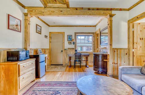 White Salmon Cabin | Dog-friendly cabin near White Salmon River with mtn views, WiFi, courtyard, AC
