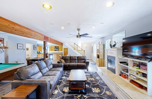 Long Beach House | Dog-friendly cottage with pool table, fast WiFi, fireplace, W/D - walk to beach