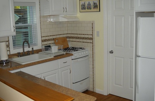 Villas Apartment | Dog Friendly, Cozy Cottage, 1st Floor Apt for 2; A Fine Art and Garden Retreat!