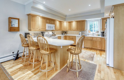 Londonderry House | Dog-Friendly Home 1/4 of a Mile from Magic Mountain Lifts w/ Gorgeous Ski Views