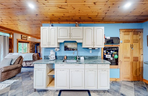 Mount Holly House | Dog-friendly homes among the trees with two hot tubs & fireplaces - near slopes