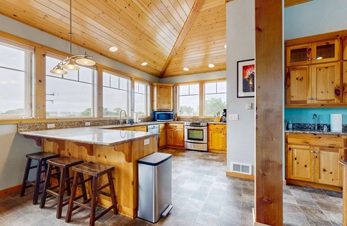 Neskowin House | Dog friendly Neskowin Village home with ocean views private hot tub and patio