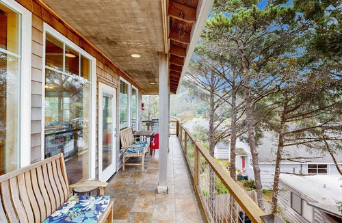 Neskowin House | Dog friendly Neskowin Village home with ocean views private hot tub and patio