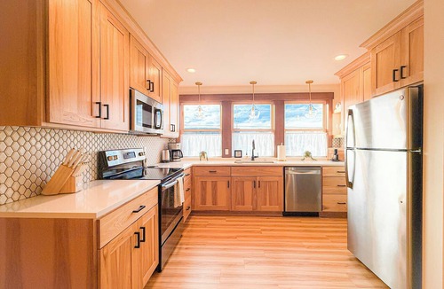Newberg Apartment | Dog-Friendly, Sophisticated, & Chic Designer Suite