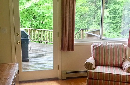 Alton House | Dog-friendly waterfront home with a washer/dryer, volleyball court, deck & grill