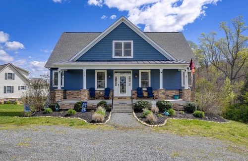 Louisa House | Dog friendly waterfront home restaurant boat rentals arcade putt putt ice cream