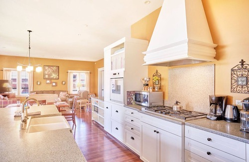 Long Beach House | Dogs friendly, In Town, Walk to Everything (BeachyK)
